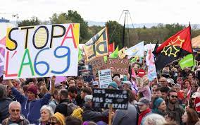 Saix (Tarn), le 21 octobre 2023. De nombreuses personnes ont participé à la manifestation contre l'autoroute A69. Certaines ont même décidé d'occuper les lieux. AFP/Charly Triballeau
