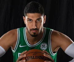 Ener Kanter, le basketteur turc qui se dresse face a la Chine