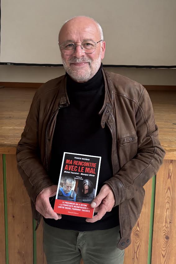 Francis Nachbar avec son livre “Ma rencontre avec le Mal” Photo: Maxime Blisson